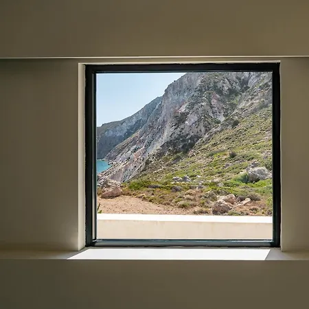Milos Cove Komia