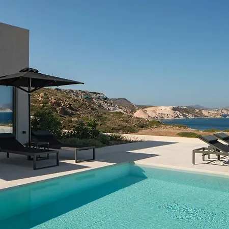 Milos Cove Komia