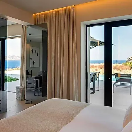 Milos Cove Komia